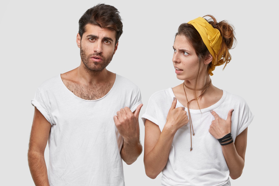 Erfolgreicher Mann Mitte 40 nimmt eine kurze Auszeit, um einen eskalierten Streit deeskalieren und das Gespräch ruhiger fortsetzen zu können.